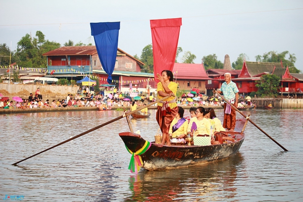 ประเพณีตักบาตรกลางน้ำ